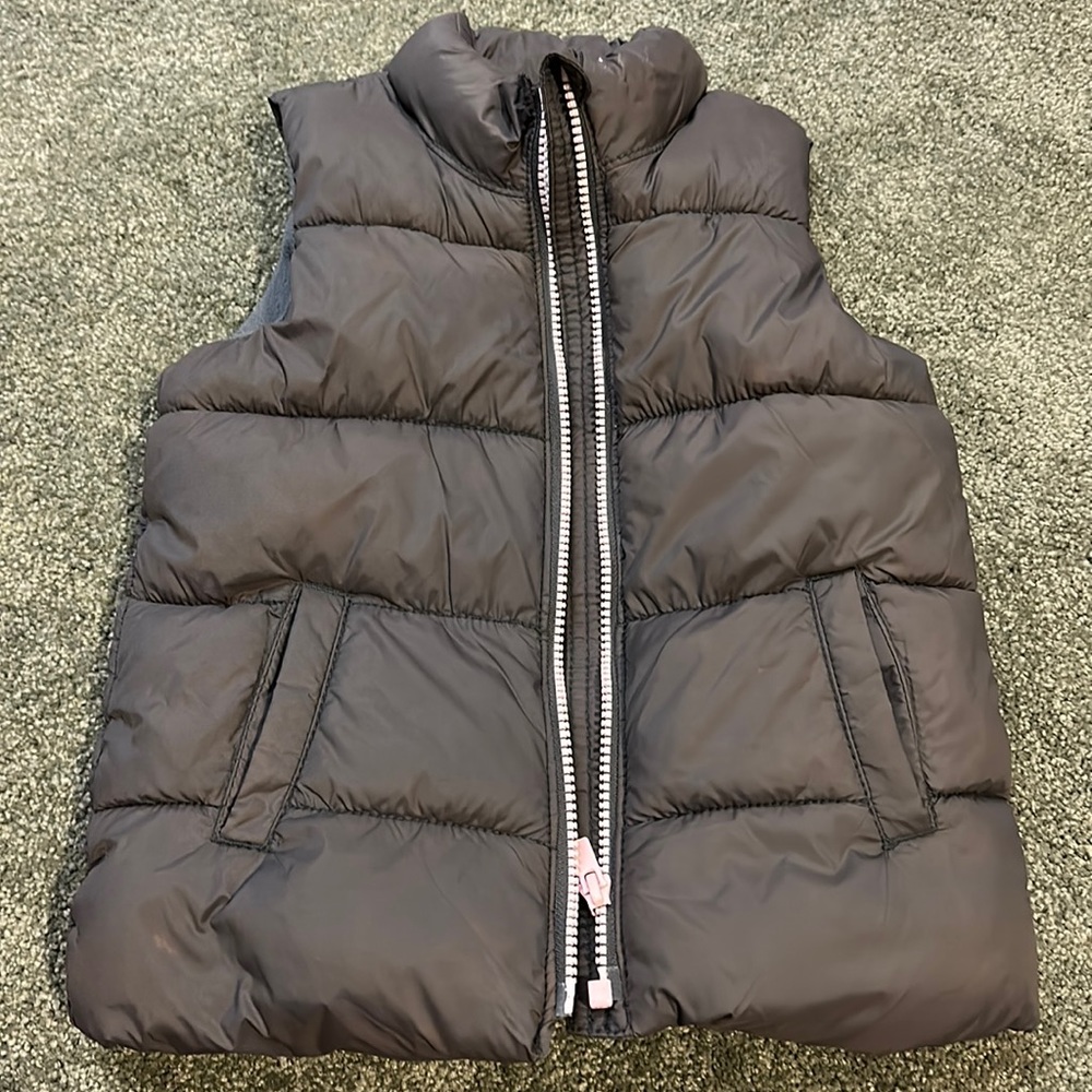 Toddler girls Old Navy puffer vest. Size 5T
